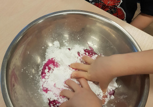dzieci mieszają mąkę ziemniaczaną z żelem do kąpieli